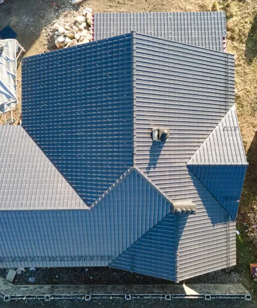 chimney-on-house-roof-top-covered-with-metallic-sh-2024-12-06-16-39-08-utc-scaled-1.webp